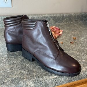 St John’s Bay Women’s Sz 7M Brown  Leather Ankle Boot Faux Fur Lined Front Zip